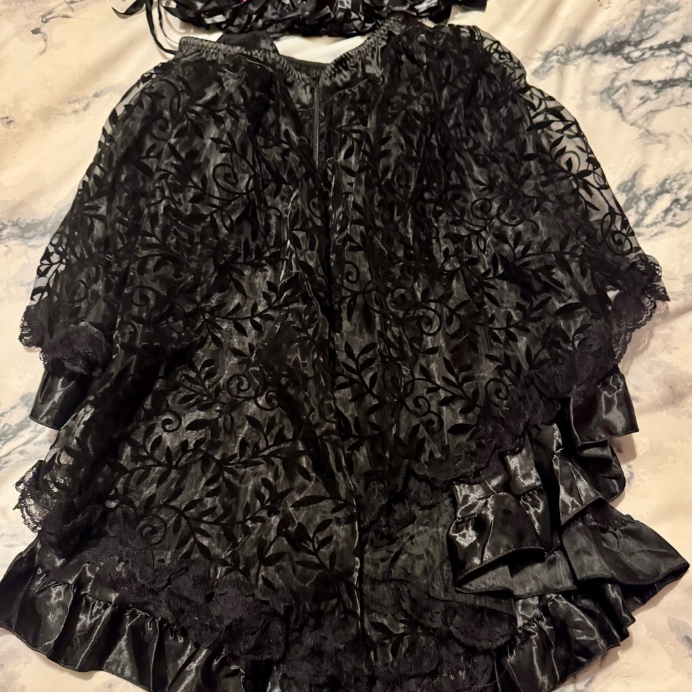 Elegant Red & Black Corset Dress. Halloween, Steam Punk, Saloon Girl, Wild West - Picture 7 of 8
